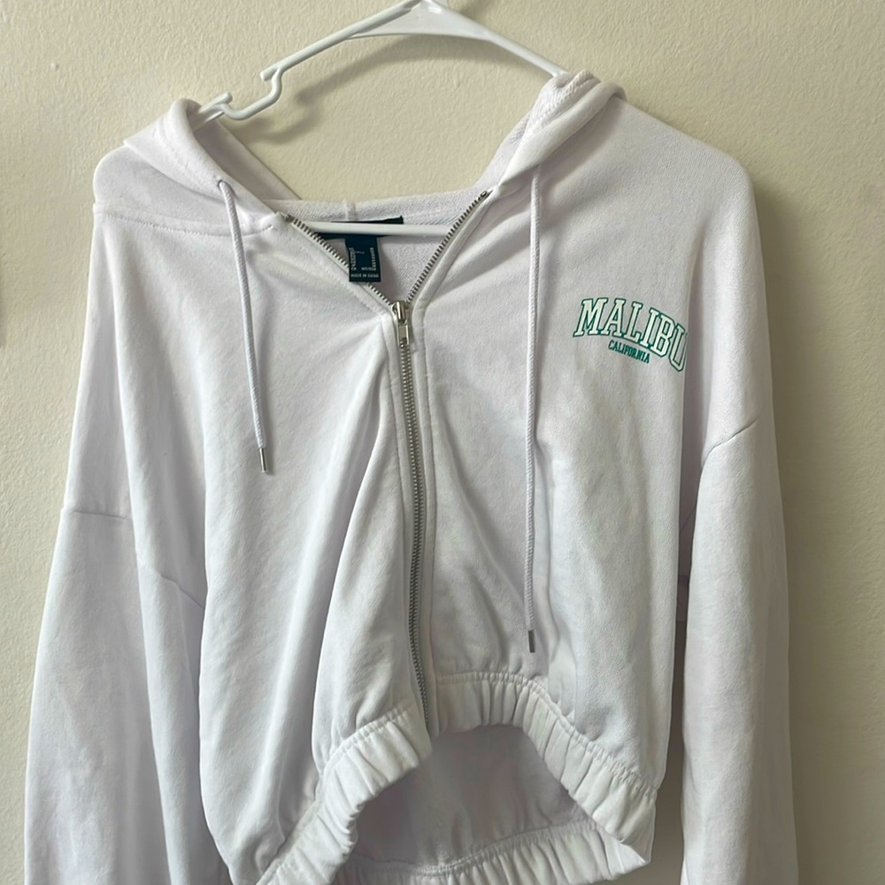 Forever 21 cropped zip-up hoodie. Medium, white